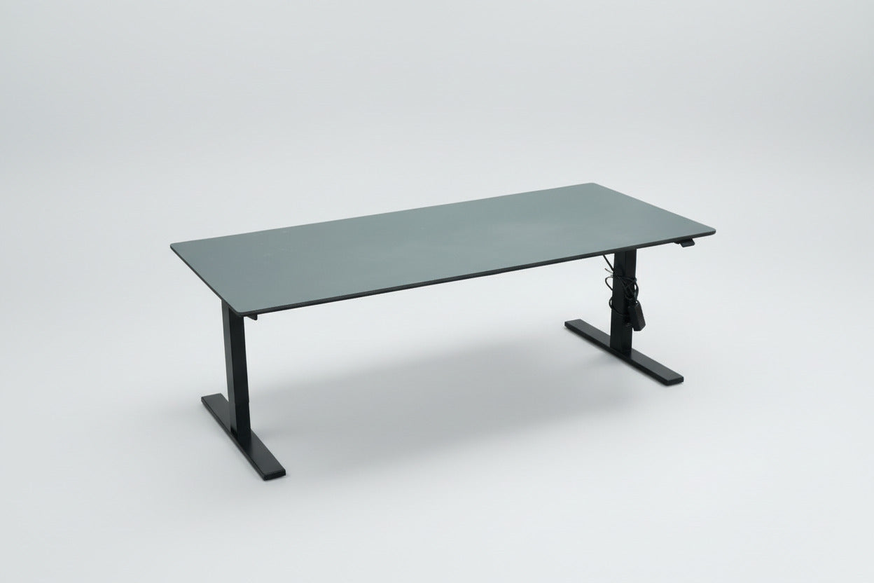Dencon hæve-sænkebord 180x80 cm med mørkegrå bordplade og sorte ben – set fra skrå vinkel, ergonomisk skrivebord
